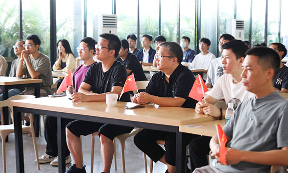 国歌嘹亮启新程，初心如磐铸辉煌""